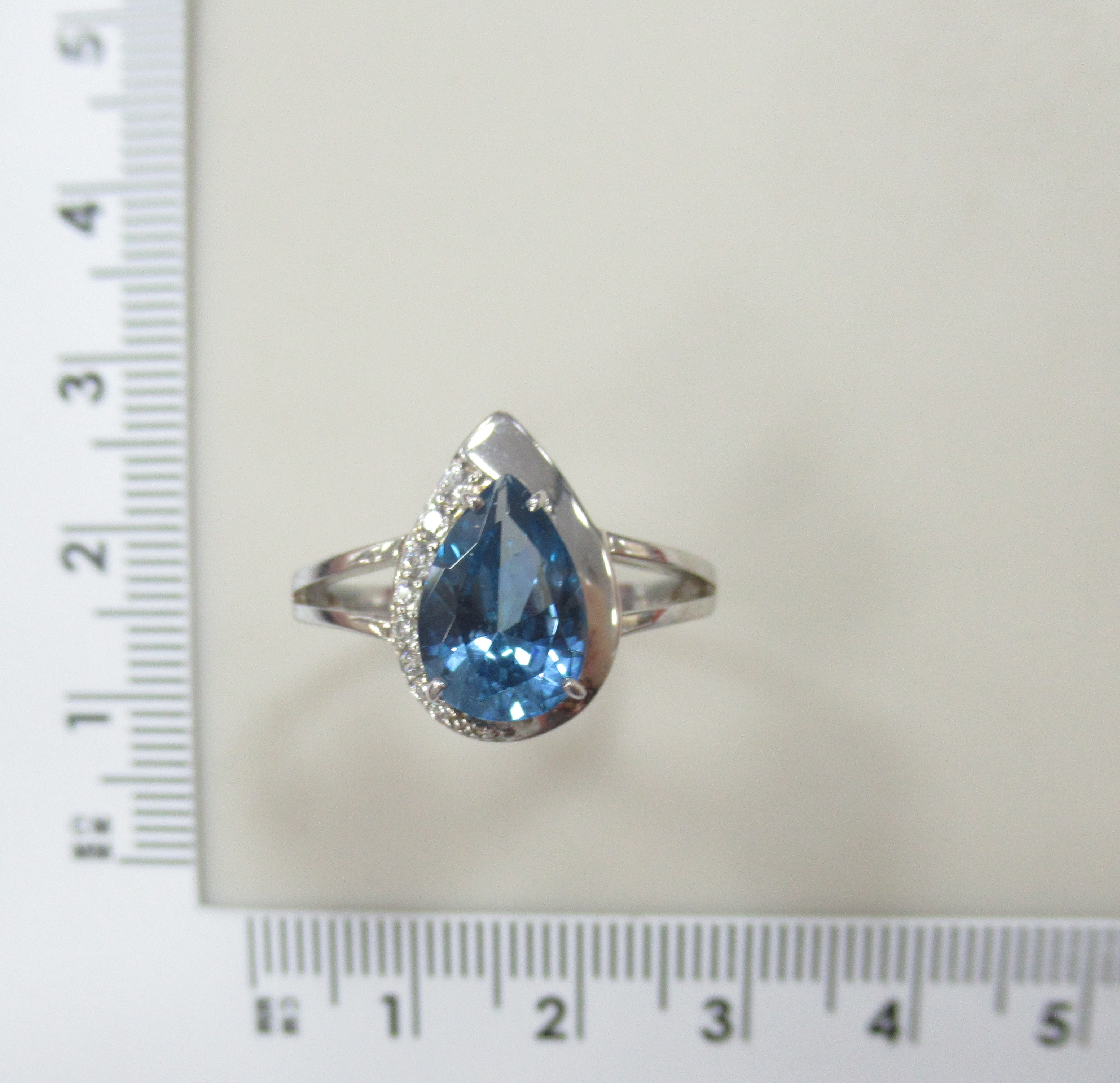 Серебряное кольцо 925 пробы; вставки Ситалл лондон топаз, фианит бесцв.;